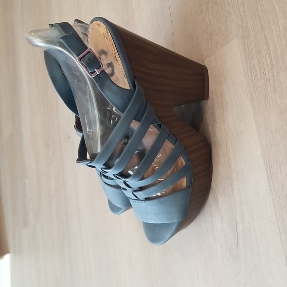 EUC G by GUESS Women's Seany Washed Denim/Jayne Nubuck Sandal Size 8.5 - Picture 5 of 10